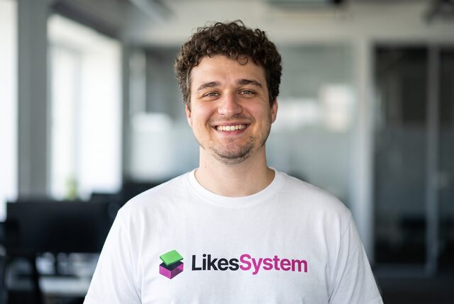 Антон Салава в футболке LikesSystem